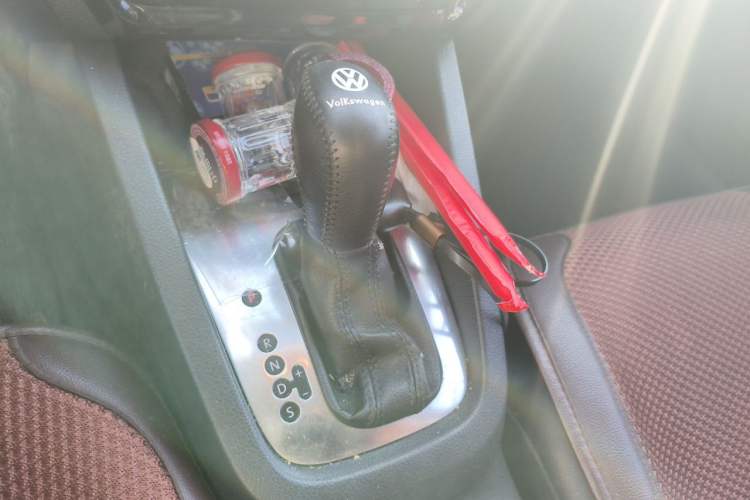 Used Volkswagen Sagitar 2012 1.6L Automatic Comfort Edition Gear Lever