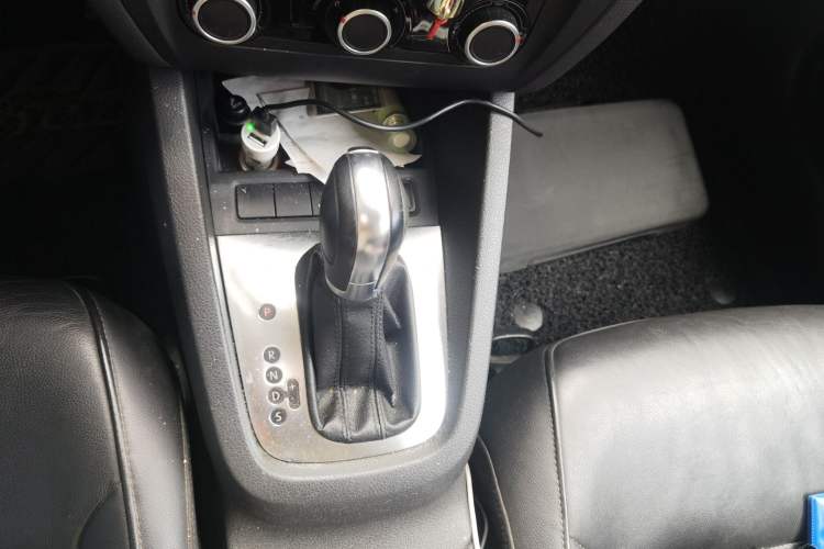 Used Volkswagen Sagitar 2012 1.6L Automatic Comfort Edition Gear Lever