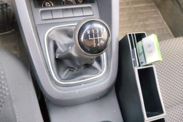 Used Volkswagen Sagitar 2012 1.6L Manual Fashion Edition Gear Lever