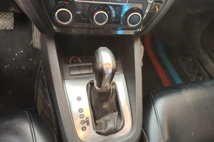 Used Volkswagen Sagitar 2012 1.6L Automatic Comfort Edition Gear Lever