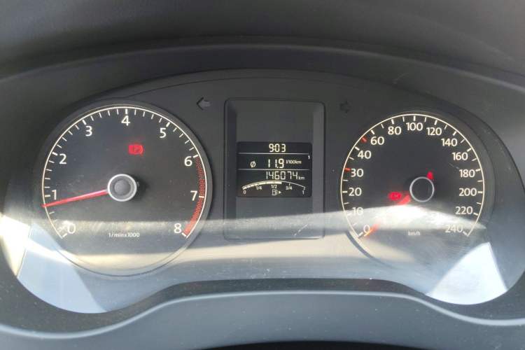 Used Volkswagen Sagitar 2012 1.6L Manual Fashion Edition Odometer Close Up