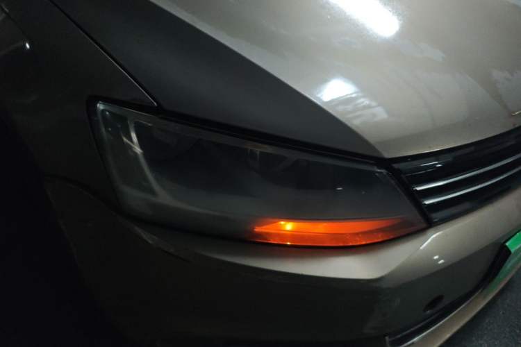 Used Volkswagen Sagitar 2012 1.6L Automatic Comfort Edition Right Front Headlight