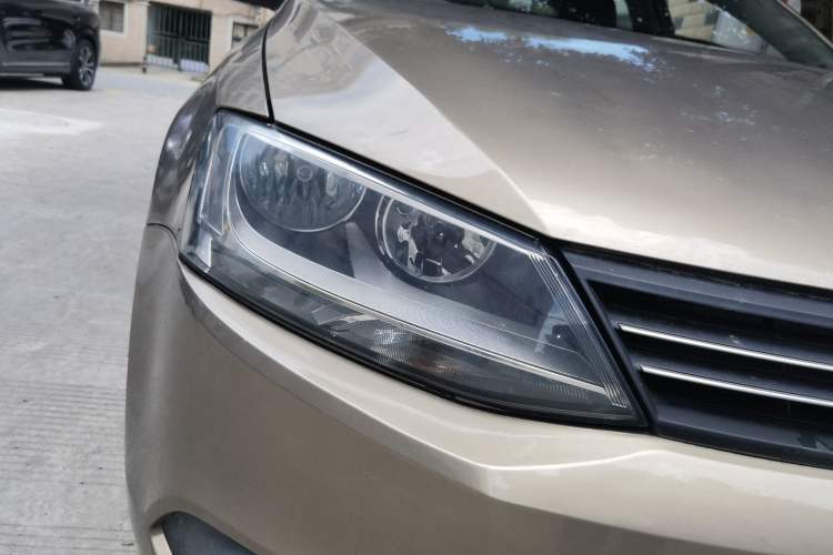 Used Volkswagen Sagitar 2012 1.6L Automatic Comfort Edition Right Front Headlight
