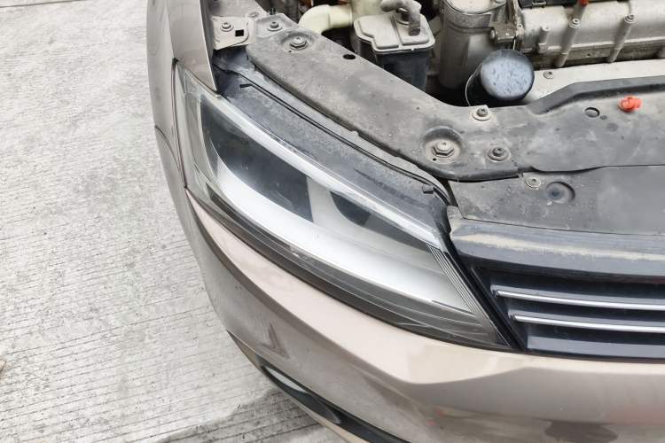 Used Volkswagen Sagitar 2012 1.6L Manual Comfort Model Right Front Headlight