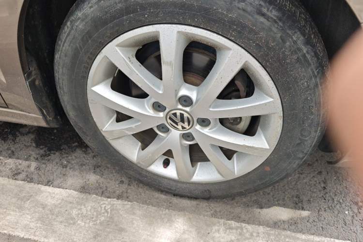Used Volkswagen Sagitar 2012 1.6L Automatic Comfort Edition Right Front Wheel Hub
