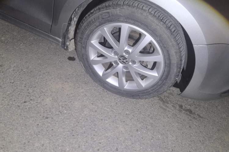 Used Volkswagen Sagitar 2012 1.6L Manual Comfort Model Right Front Wheel Hub