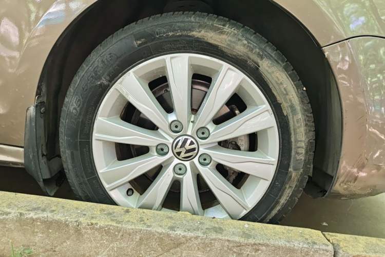 Used Volkswagen Sagitar 2012 1.6L Automatic Comfort Edition Right Front Wheel Hub