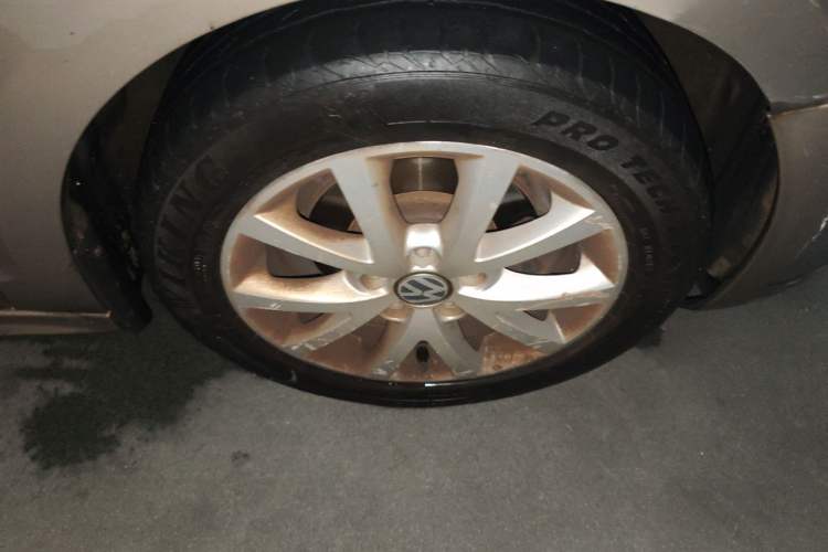 Used Volkswagen Sagitar 2012 1.6L Automatic Comfort Edition Right Front Wheel Hub