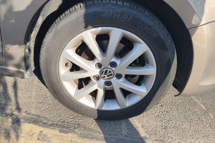 Used Volkswagen Sagitar 2012 1.6L Automatic Comfort Edition Right Front Wheel Hub