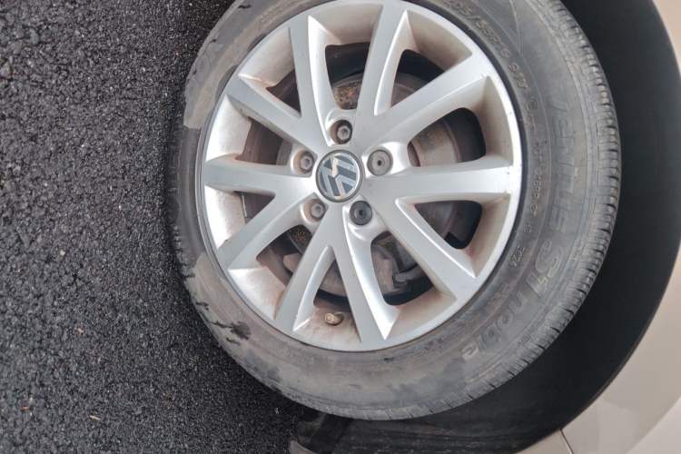 Used Volkswagen Sagitar 2012 1.6L Manual Comfort Model Right Front Wheel Hub