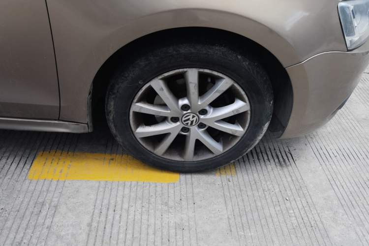 Used Volkswagen Sagitar 2012 1.6L Automatic Comfort Edition Right Front Wheel Hub