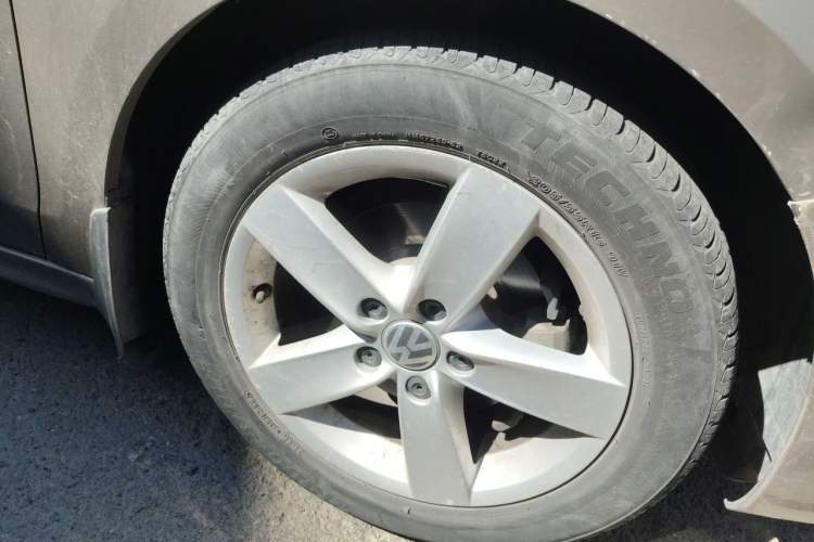 Used Volkswagen Sagitar 2012 1.6L Manual Fashion Edition Right Front Wheel Hub