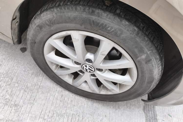Used Volkswagen Sagitar 2012 1.6L Manual Comfort Model Right Front Wheel Hub