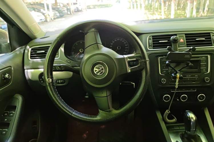 Used Volkswagen Sagitar 2012 1.6L Automatic Comfort Edition Steering Wheel