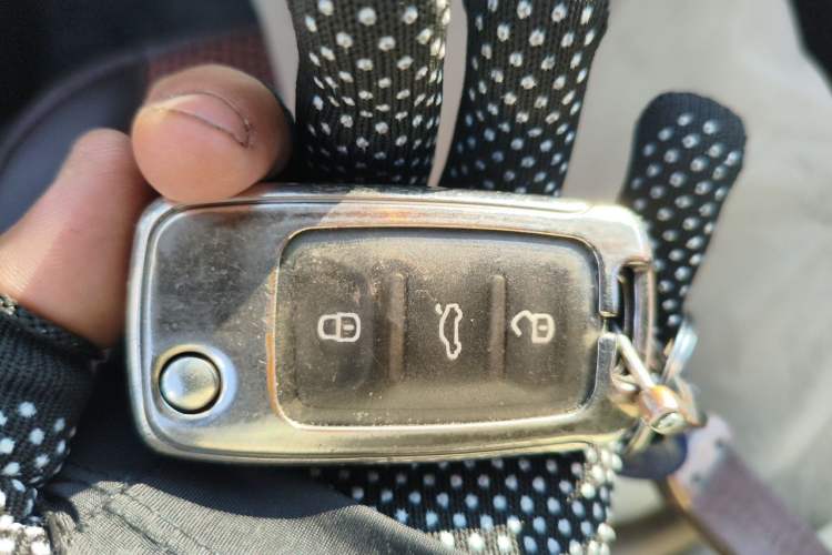 Used Volkswagen Sagitar 2012 1.6L Automatic Comfort Edition Vehicle Key