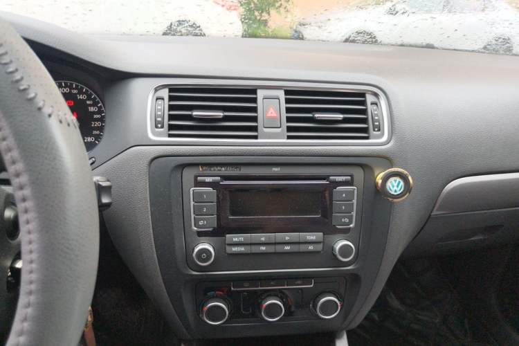 Used Volkswagen Sagitar 2012 1.4TSI Manual Fashion Edition Audio And AC Panel