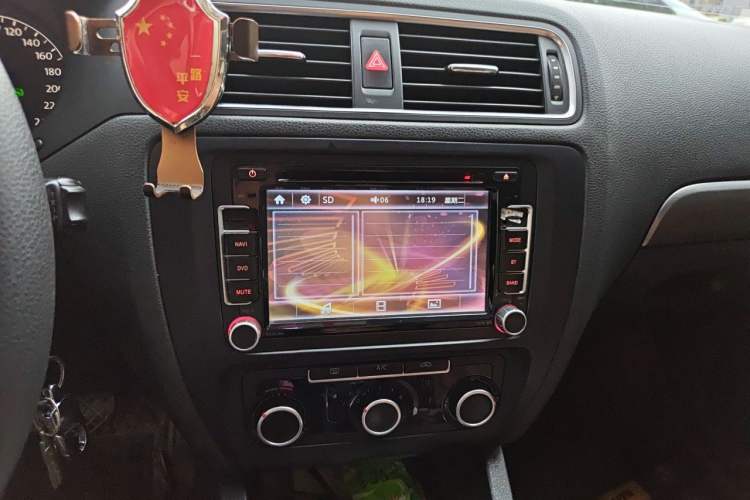 Used Volkswagen Sagitar 2012 1.6L Automatic Fashion Edition Audio And AC Panel