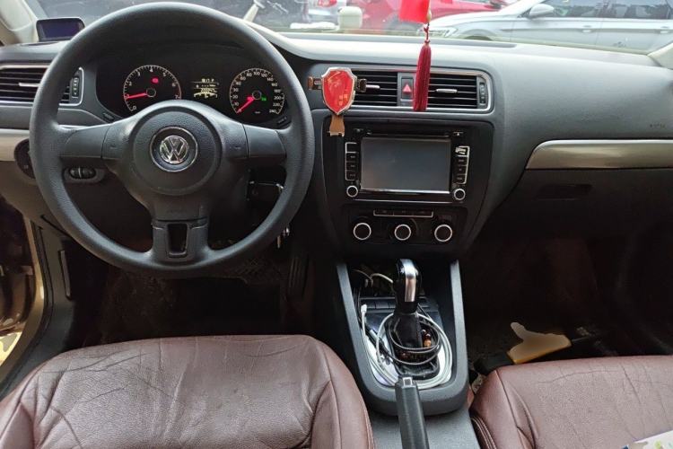 Used Volkswagen Sagitar 2012 1.6L Automatic Fashion Edition Center Console