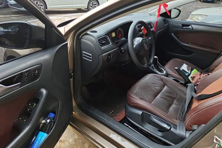 Used Volkswagen Sagitar 2012 1.6L Automatic Fashion Edition Driver Seat