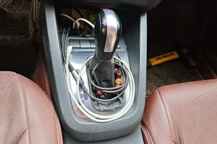 Used Volkswagen Sagitar 2012 1.6L Automatic Fashion Edition Gear Lever