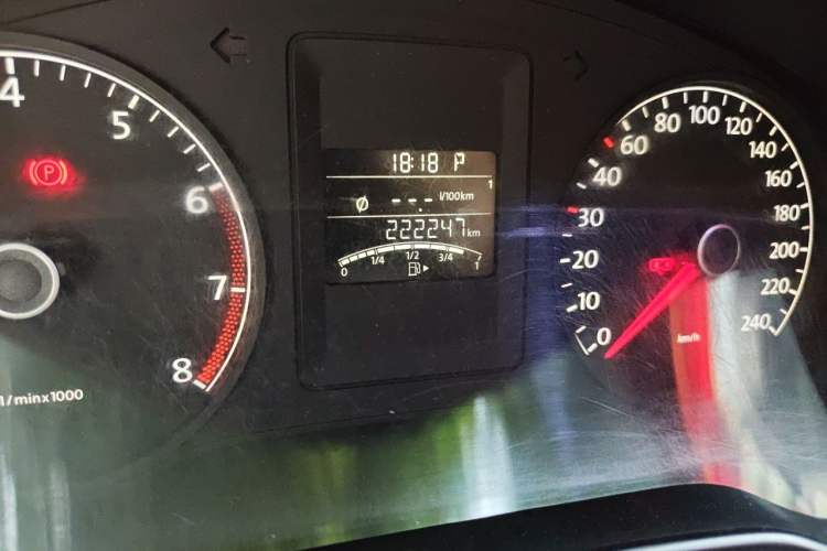 Used Volkswagen Sagitar 2012 1.6L Automatic Fashion Edition Odometer Close Up