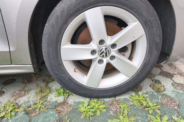 Used Volkswagen Sagitar 2012 1.4TSI Manual Fashion Edition Right Front Wheel Hub
