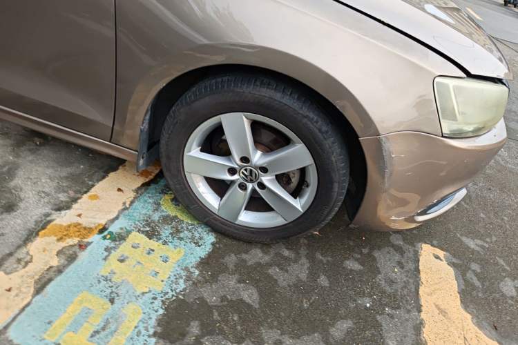 Used Volkswagen Sagitar 2012 1.6L Automatic Fashion Edition Right Front Wheel Hub