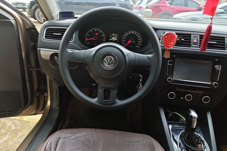 Used Volkswagen Sagitar 2012 1.6L Automatic Fashion Edition Steering Wheel