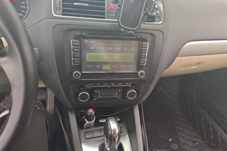 Used Volkswagen Sagitar 2012 1.4TSI Automatic Luxury Edition Audio And AC Panel
