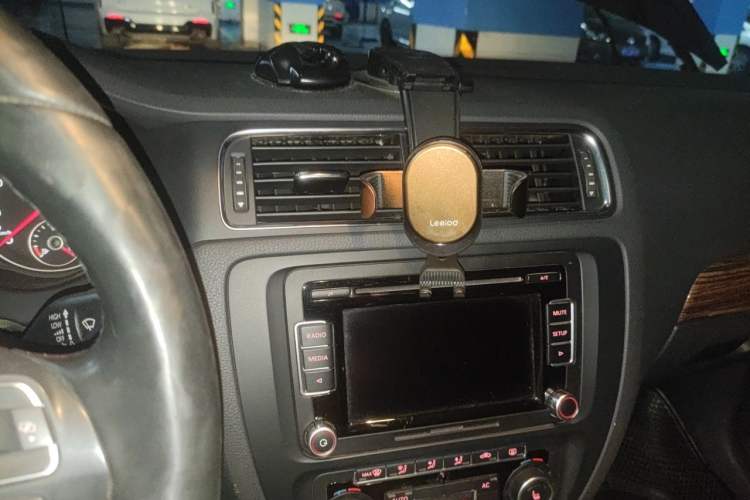 Used Volkswagen Sagitar 2012 1.4TSI Automatic Flagship Edition Audio And AC Panel
