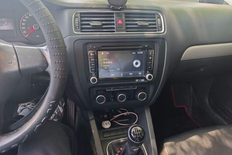 Used Volkswagen Sagitar 2012 1.6L Manual Comfort Model Audio And AC Panel