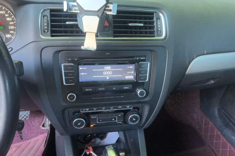 Used Volkswagen Sagitar 2012 1.4TSI Automatic Luxury Edition Audio And AC Panel