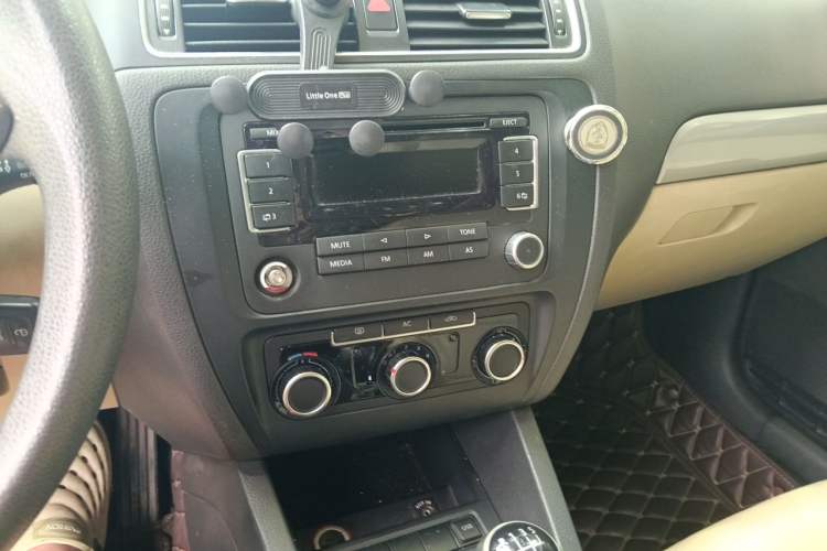 Used Volkswagen Sagitar 2012 1.6L Manual Comfort Model Audio And AC Panel