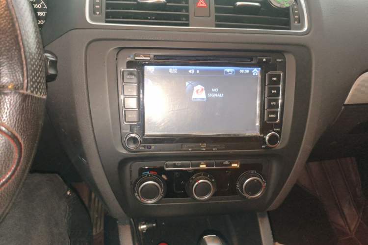 Used Volkswagen Sagitar 2012 1.6L Automatic Comfort Edition Audio And AC Panel