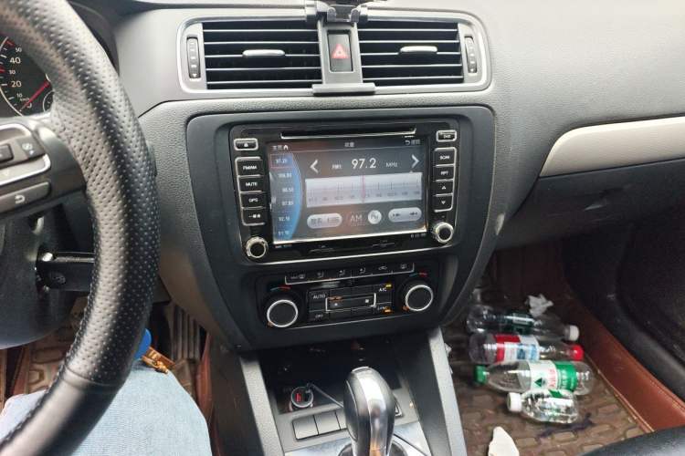 Used Volkswagen Sagitar 2012 1.4TSI Automatic Luxury Edition Audio And AC Panel