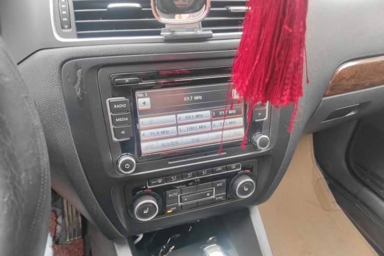 Used Volkswagen Sagitar 2012 1.4TSI Automatic Flagship Edition Audio And AC Panel