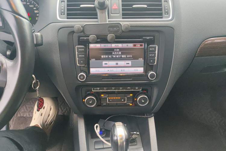 Used Volkswagen Sagitar 2012 1.4TSI Automatic Flagship Edition Audio And AC Panel