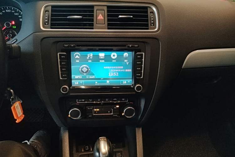 Used Volkswagen Sagitar 2012 1.4TSI Automatic Luxury Edition Audio And AC Panel