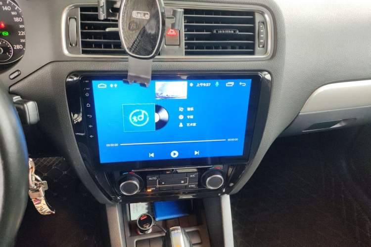 Used Volkswagen Sagitar 2012 1.4TSI Automatic Luxury Edition Audio And AC Panel