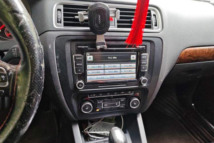 Used Volkswagen Sagitar 2012 1.4TSI Automatic Flagship Edition Audio And AC Panel