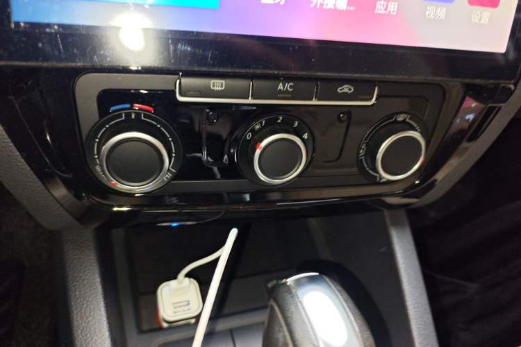 Used Volkswagen Sagitar 2012 1.6L Automatic Comfort Edition Audio And AC Panel