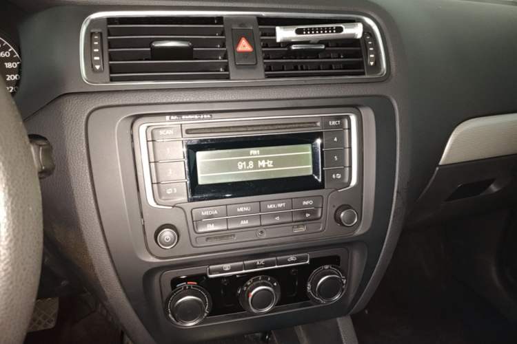 Used Volkswagen Sagitar 2012 1.6L Automatic Comfort Edition Audio And AC Panel