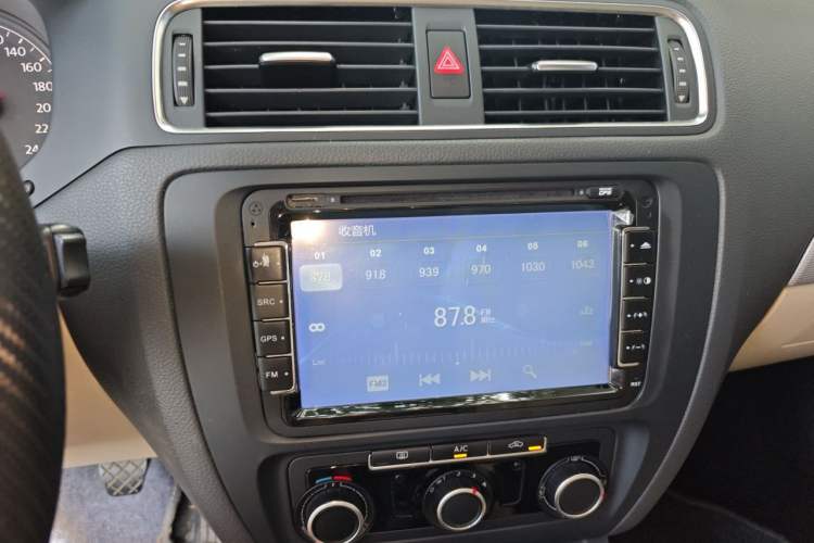 Used Volkswagen Sagitar 2012 1.6L Manual Comfort Model Audio And AC Panel