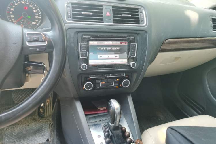 Used Volkswagen Sagitar 2012 1.8TSI Automatic Flagship Edition Audio And AC Panel