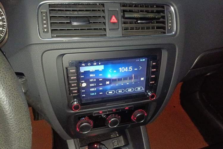 Used Volkswagen Sagitar 2012 1.4TSI Automatic Fashion Edition Audio And AC Panel