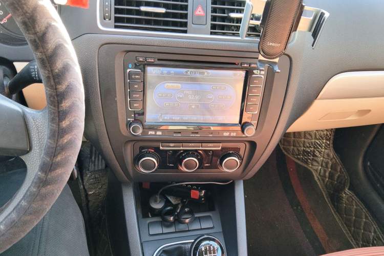 Used Volkswagen Sagitar 2012 1.6L Manual Comfort Model Audio And AC Panel