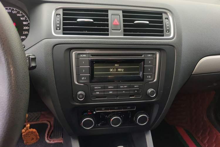 Used Volkswagen Sagitar 2012 1.6L Automatic Comfort Edition Audio And AC Panel