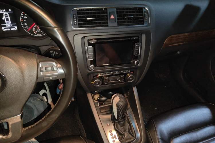 Used Volkswagen Sagitar 2012 1.4TSI Automatic Flagship Edition Audio And AC Panel
