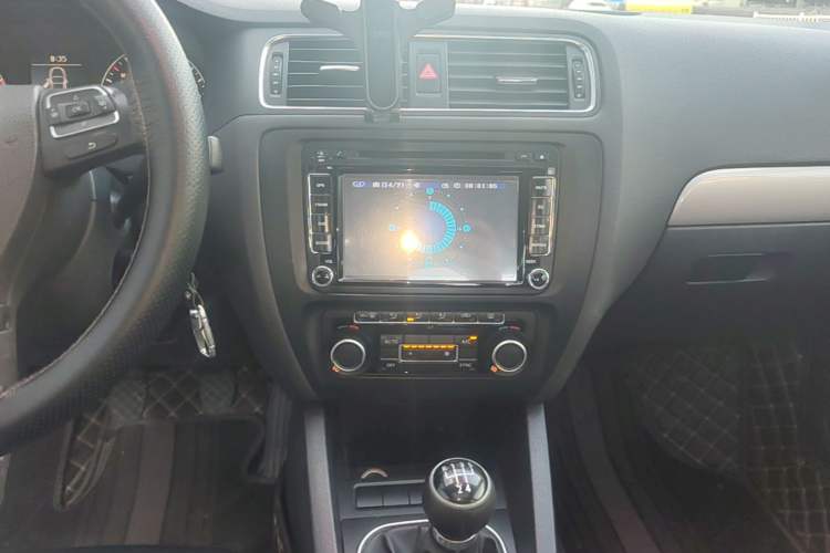Used Volkswagen Sagitar 2012 1.4TSI Manual Luxury Model Audio And AC Panel