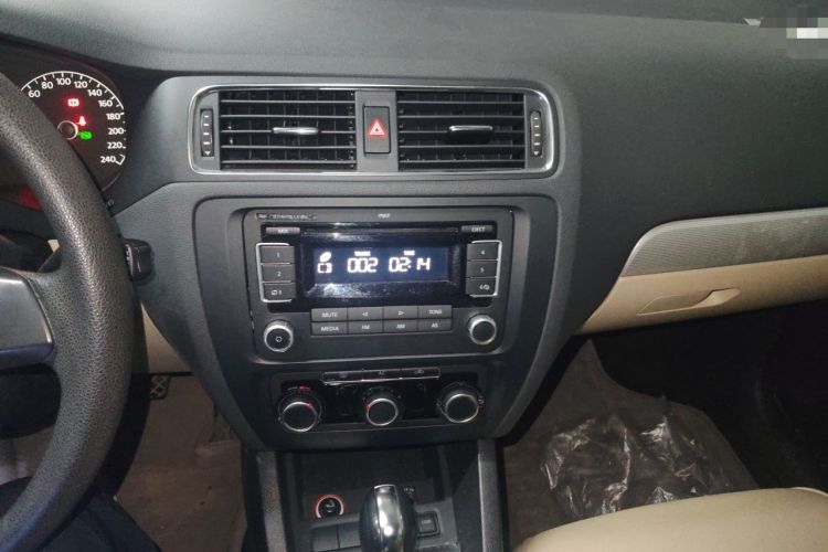 Used Volkswagen Sagitar 2012 1.6L Automatic Comfort Edition Audio And AC Panel
